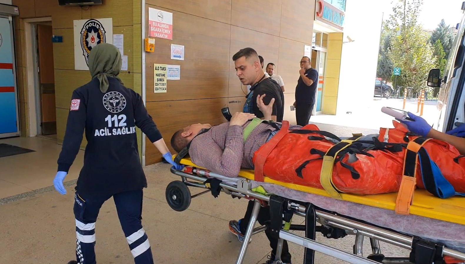 bursada uzerine sunta dusen iscinin bacaklari kirildi 5RbZZduf