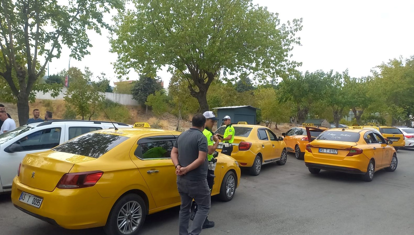 korsan taksiciyi gercek taksiciler yakalatti HfT5fhaZ