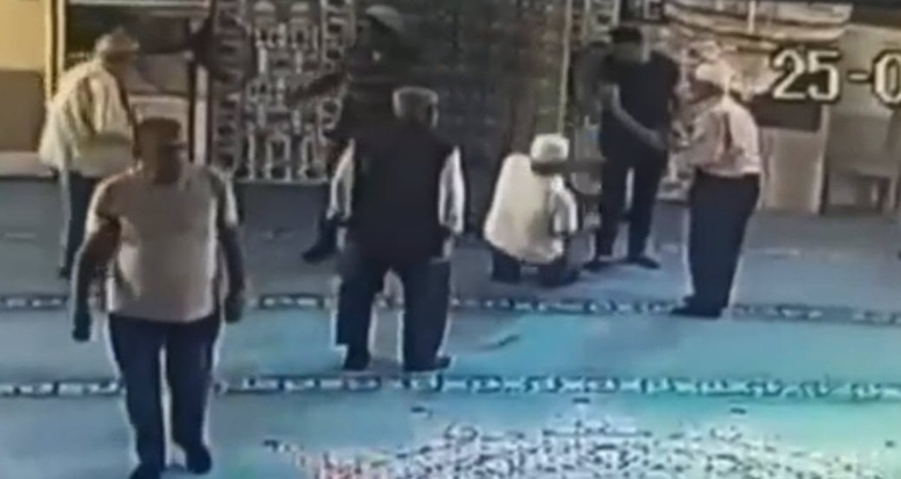 namaz sonrasi fenalasti hastaneye kaldirildi o anlar kamerada FRGrj2Cx