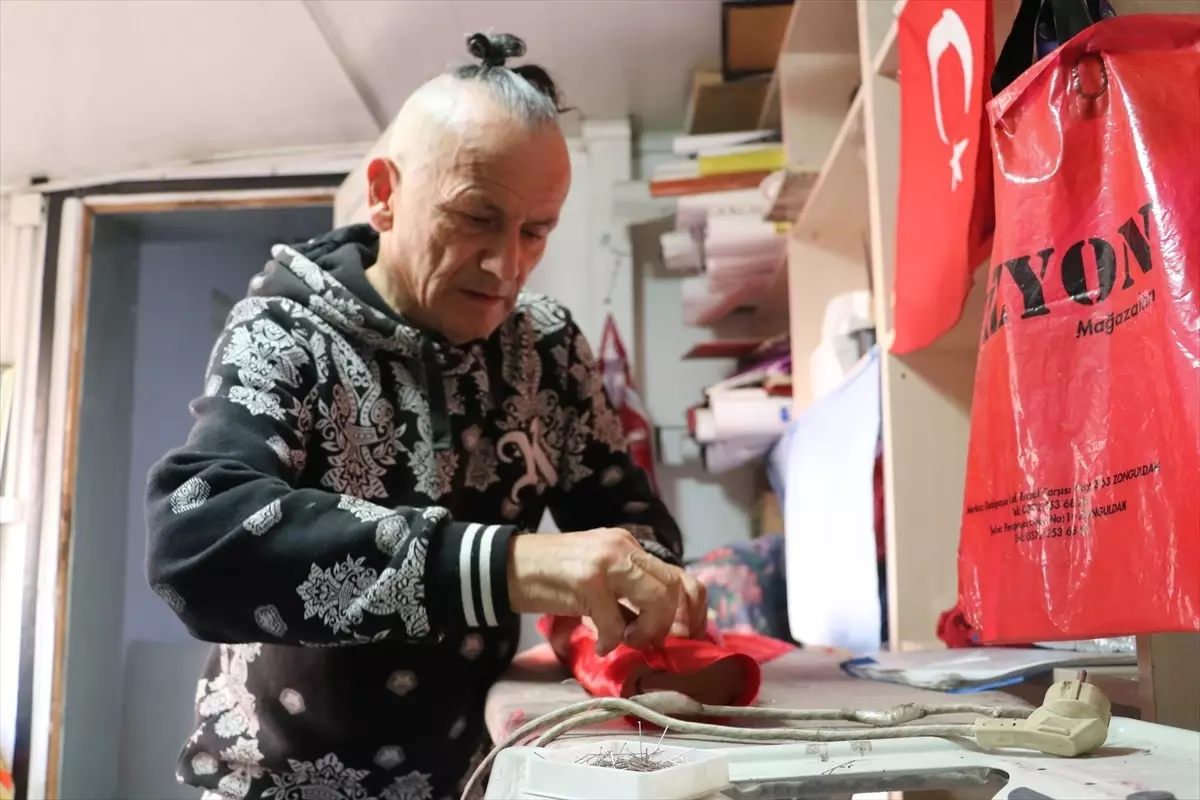 atik malzemeden tiyatro kostumu yapan sanatci EXaXm92w.jpg