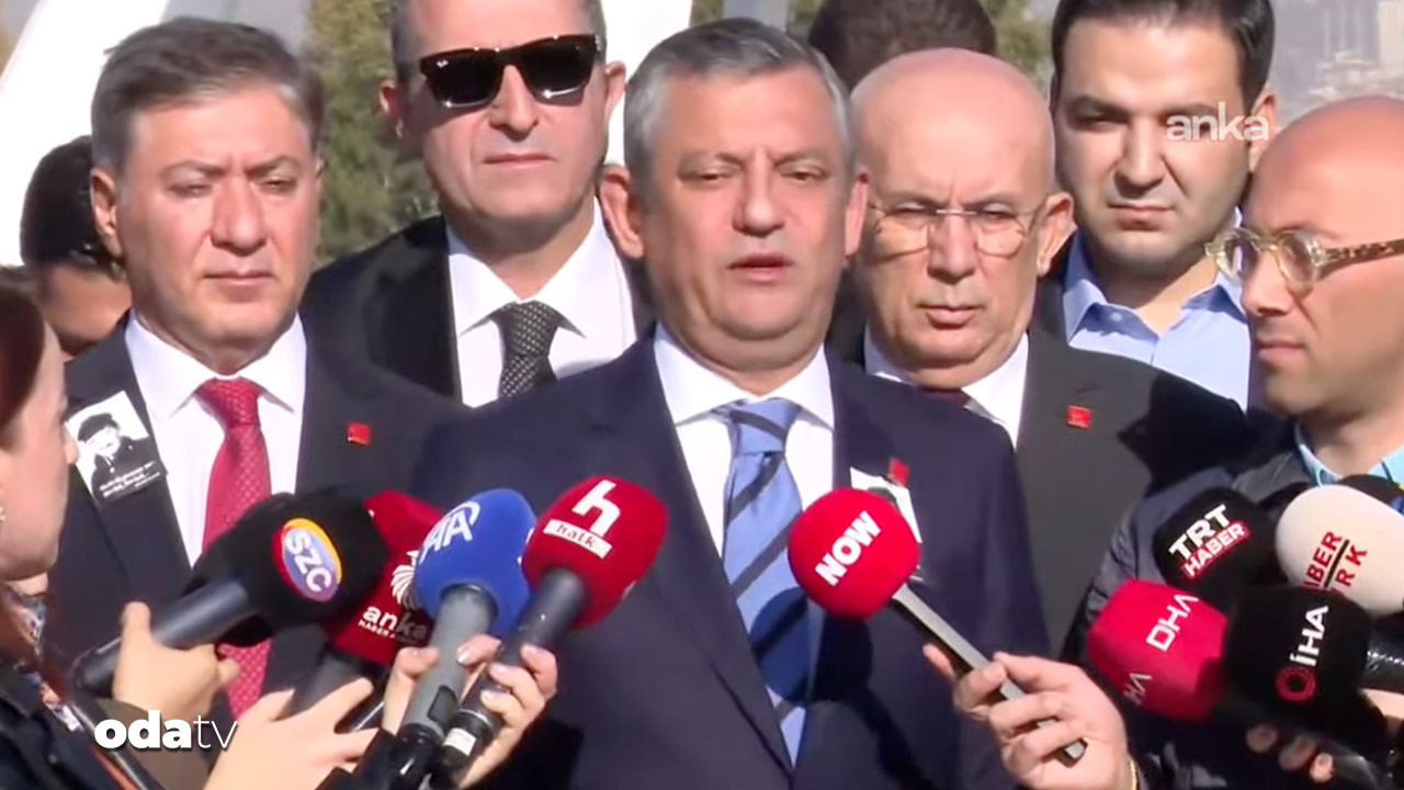 ozgur ozelden gursel tekine kayyum kumda oynasin BuFcSMDv.jpg