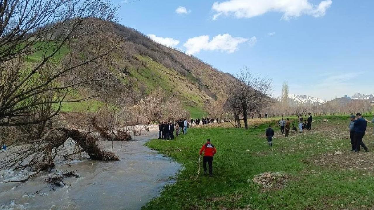 Hakkari’de Dereye Düşen 8 Yaşındaki Çocuk İçin Yoğun Arama Faaliyetleri Başlatıldı