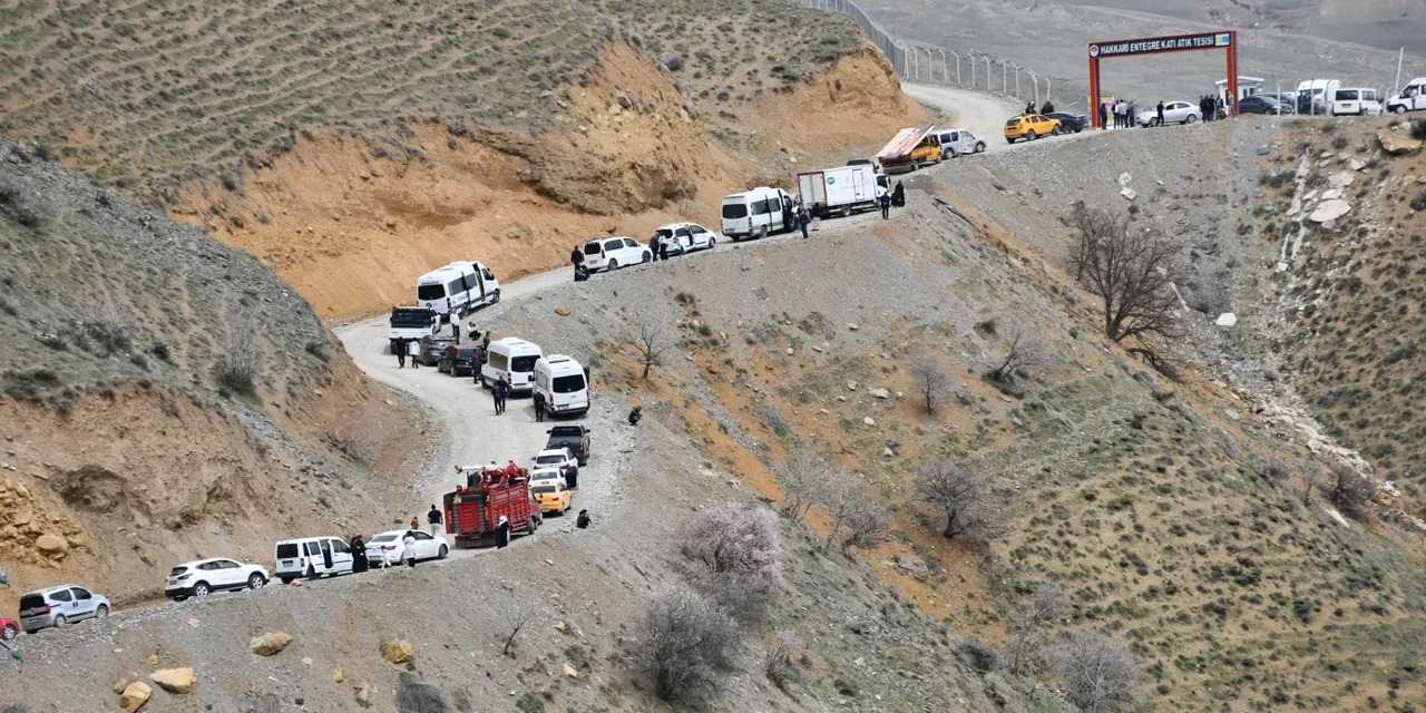 Hakkari-Van Kara Yolu 22 Gündür Ulaşıma Kapatıldı: Halkın Tepkisi Büyüyor