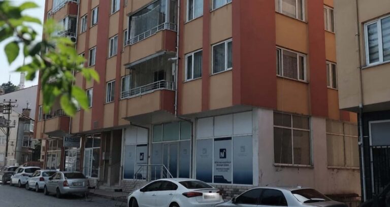 kenti-sarsan-olay-genc-kiz-universite-hocasinin-elinden-kurtulmak-icin-balkondan-ciplak-atladi-uWzli7hY