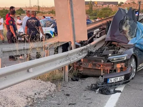 Dugun konvoyunda feci kaza bariyerlere carpti 1 olu 3 yarali fIlm1hjU