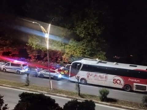 Polis aracina carpan yolcu otobusunun soforu alkollu cikti FHFB9Leb