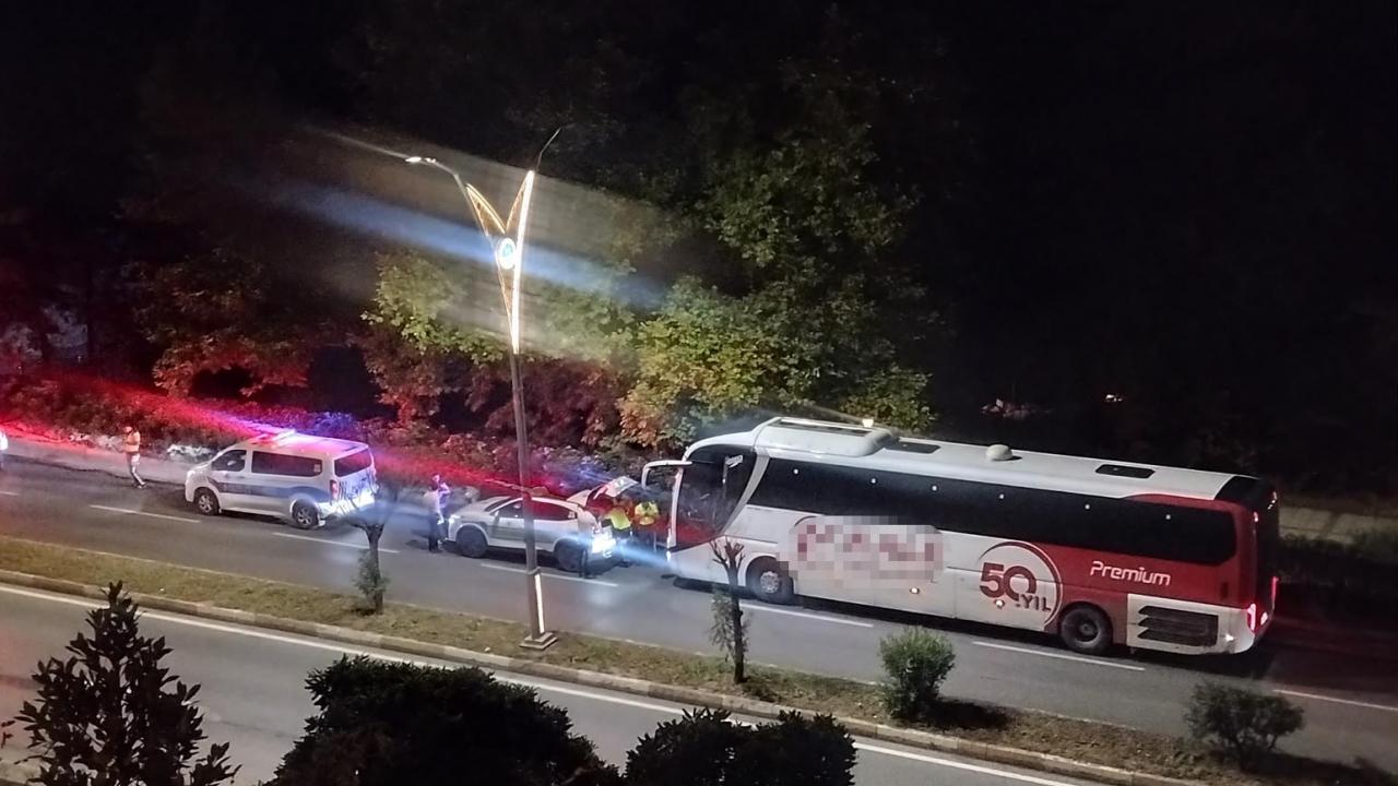 Polis aracina carpan yolcu otobusunun soforu alkollu cikti FHFB9Leb